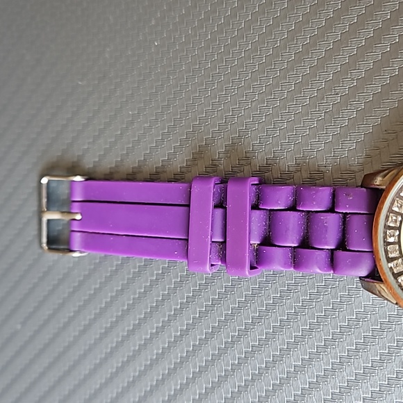 Purple and crystal wrist watch - Picture 4 of 9